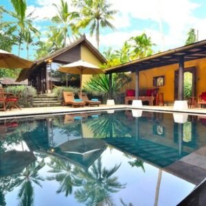 The wet-edge pool and poolside lounge