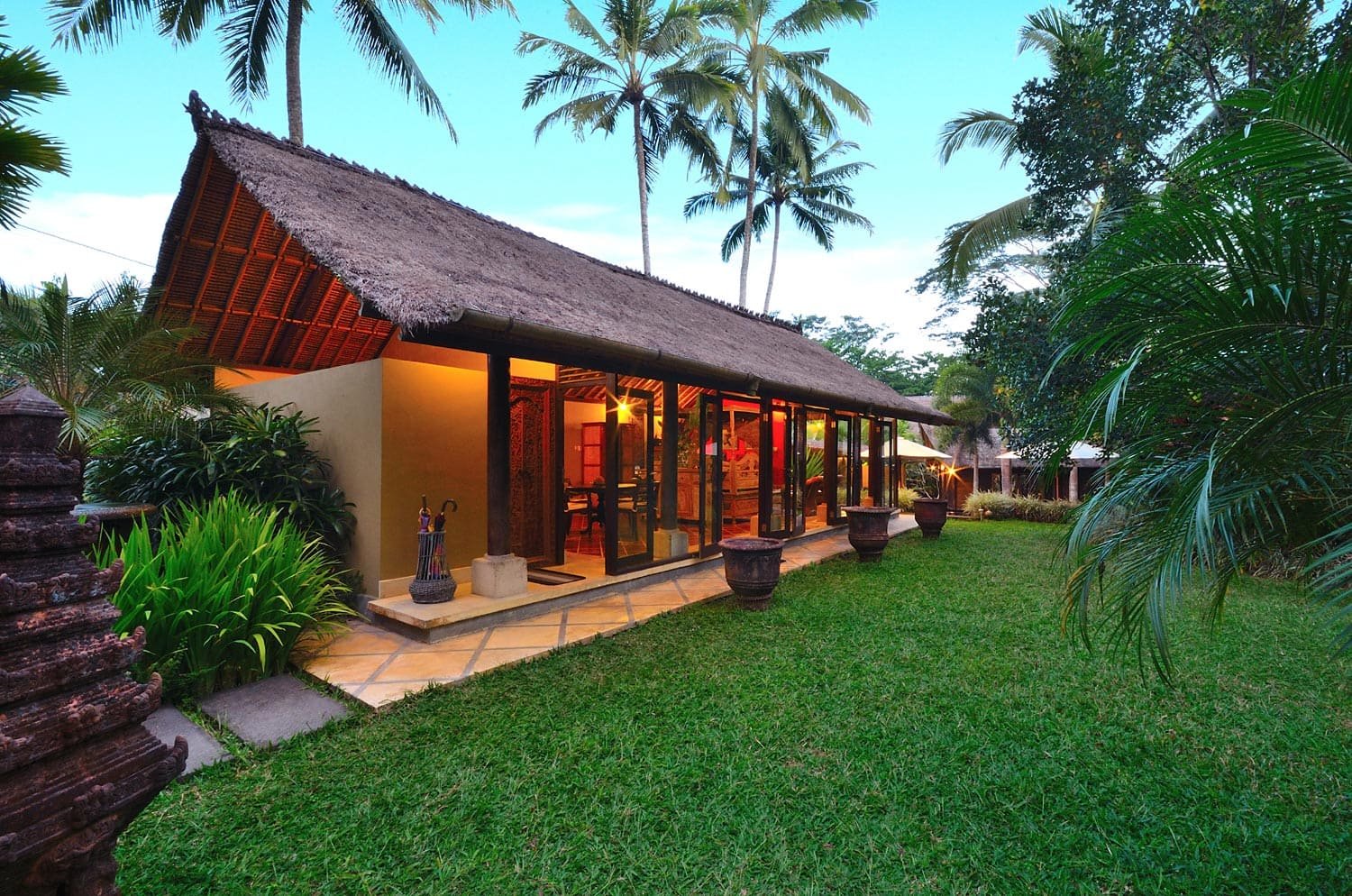 The heart of the villa: ‘The Bale Benong‘ lounge and dining room