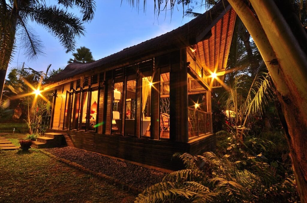 The Kingfisher: the second bedroom bale, on the edge of a jungle gorge