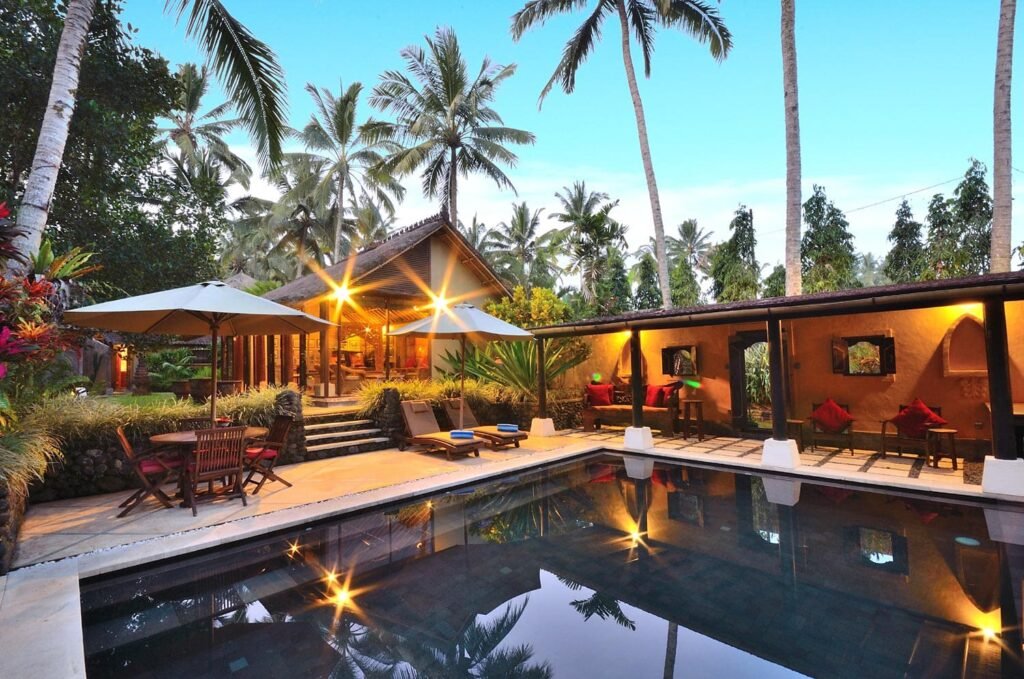 The black volcanic stone, wet-edge pool and poolside lounge